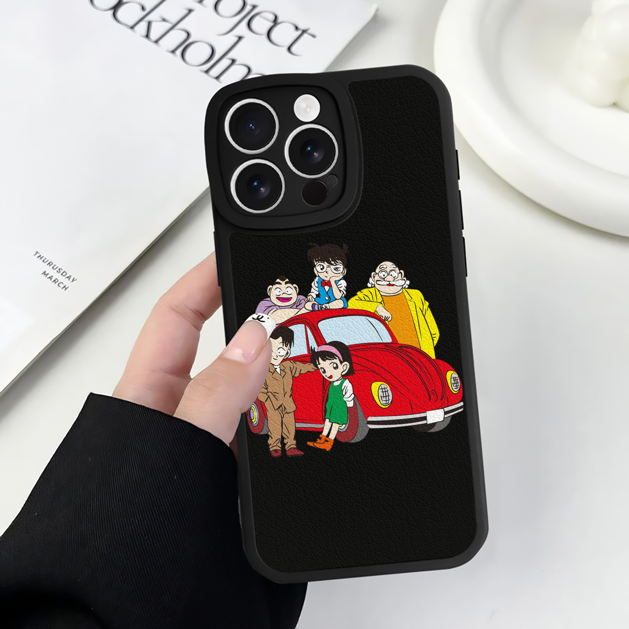 （画像用） 名探偵コナン Detective Conan 【iPhone 16シリーズ対応】シリコンスマホケース（レザー調） 材質：シリコン